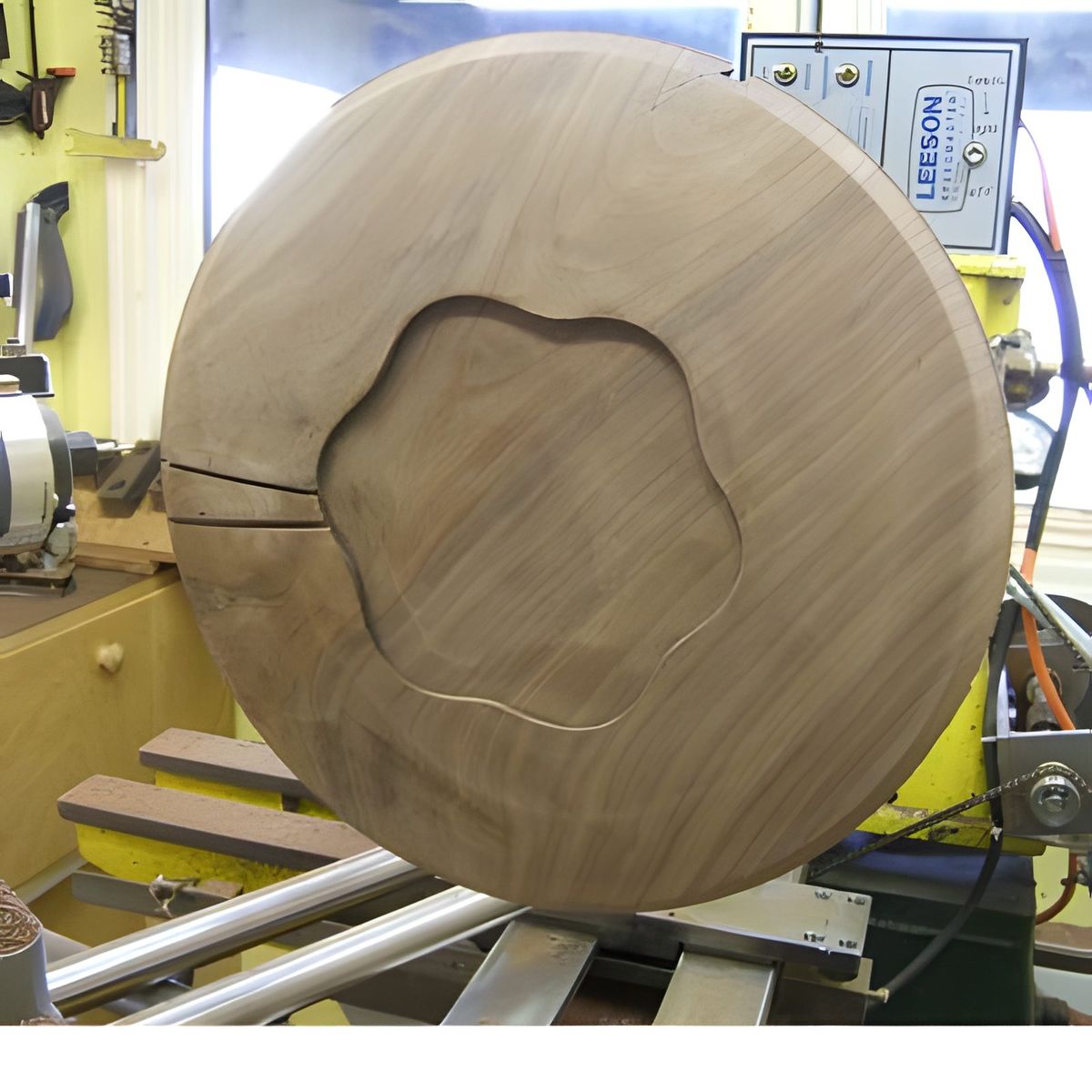 I took a piece of scrap wood and made a maquette, a small sample to test out the various details and cutter positions…