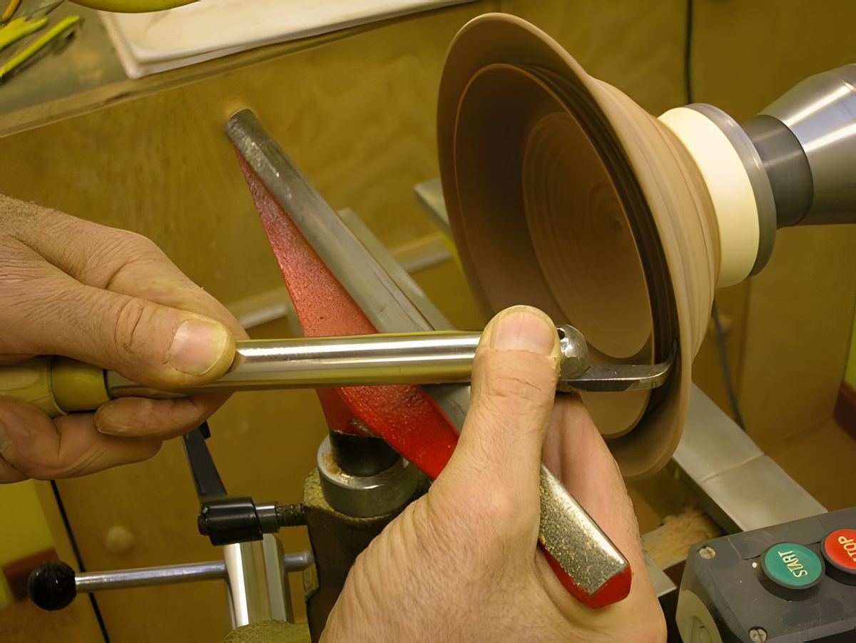 Turning a recess in the bowl in the following picture.